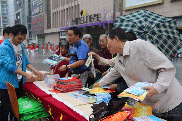 西瑪集團參加“西安市二00六年春節(jié)向城鄉(xiāng)特困戶送溫暖、獻愛心聯(lián)合大行動”活動。